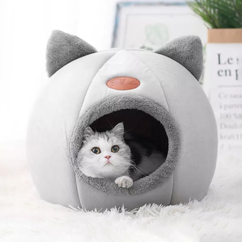 Comfort In Winter Cat Bed I