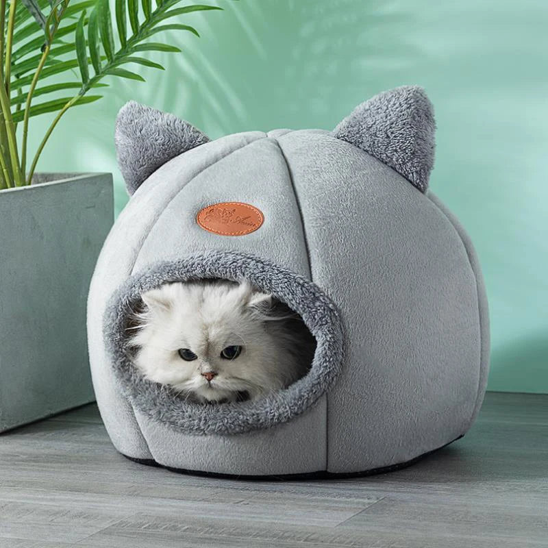 Comfort In Winter Cat Bed I